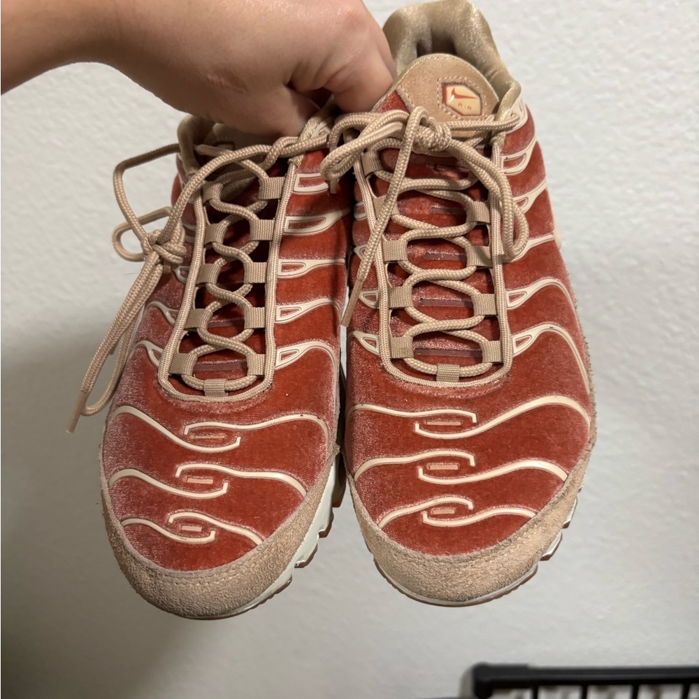 🔥Nike Air Max Plus in Red and Cream - Picture 7 of 9